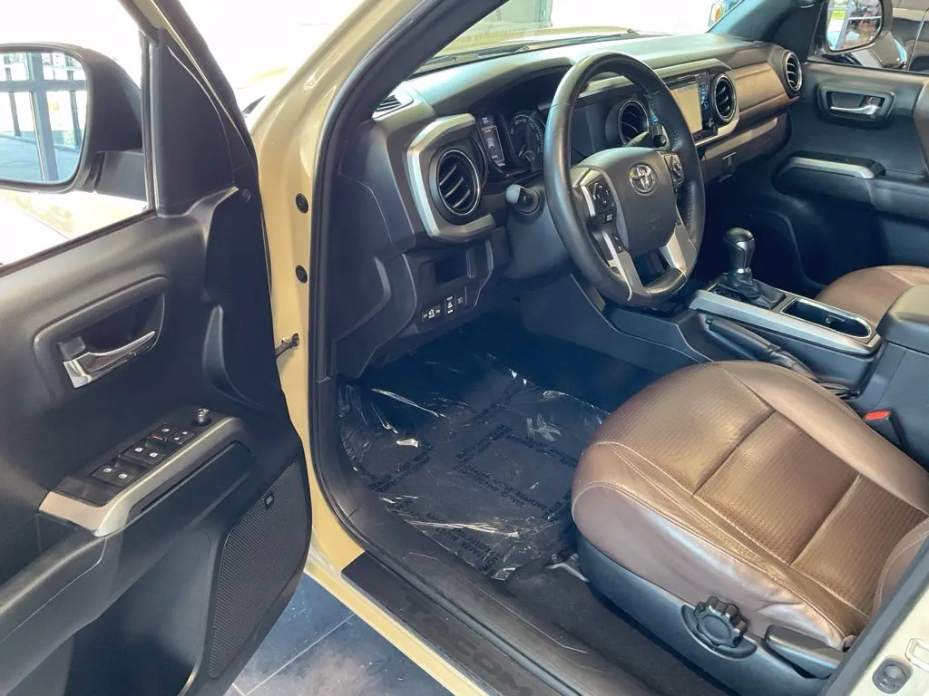 Toyota Tacoma photo 9
