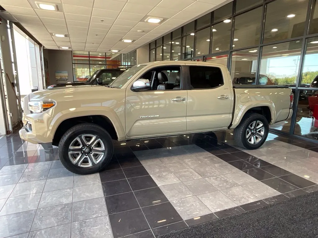 Toyota Tacoma photo 3
