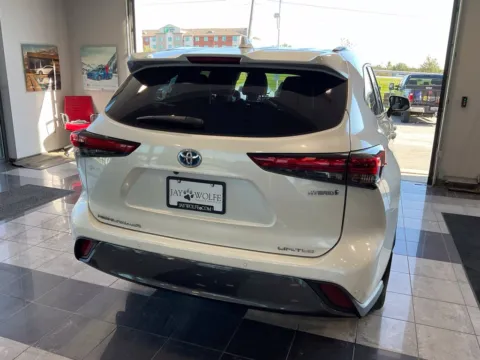 More photos of 2022 Toyota Highlander Hybrid Limited at Jay Wolfe Toyota, MO