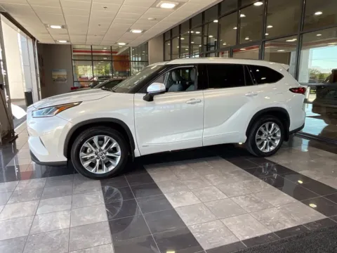 Another view of 2022 Toyota Highlander Hybrid Limited for sale in Kansas City, MO at Jay Wolfe Toyota