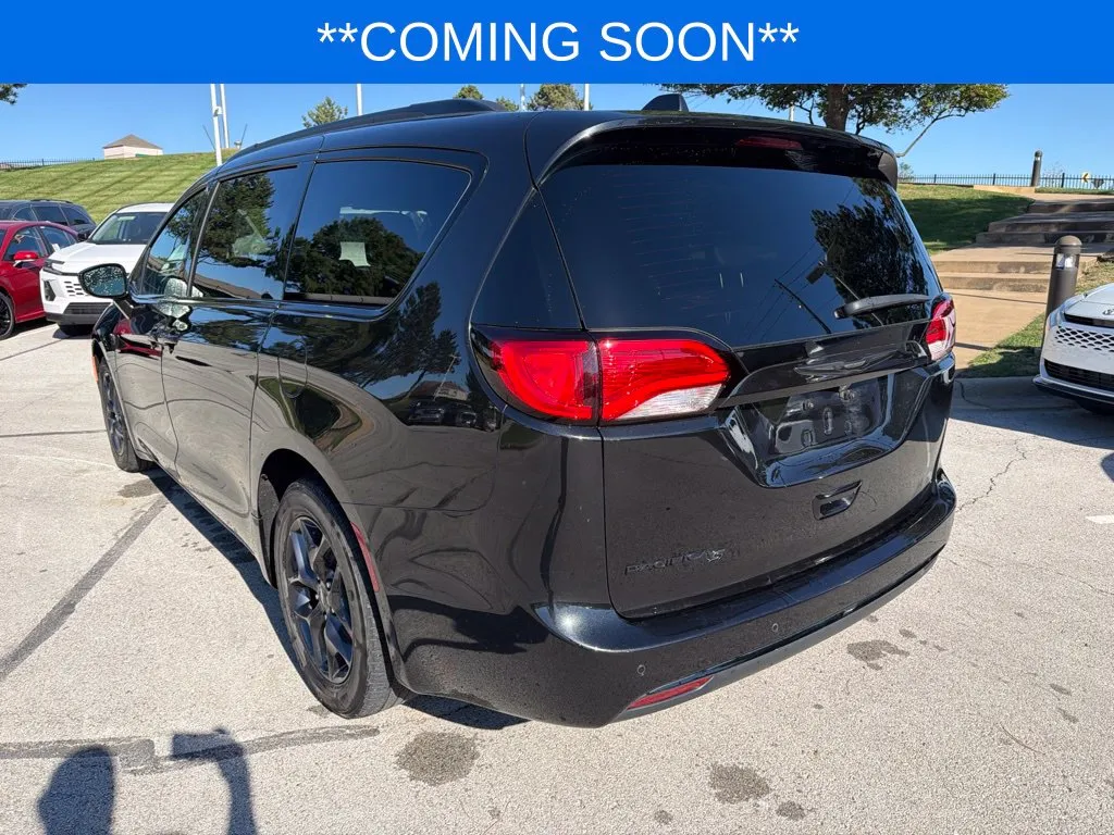 Chrysler Pacifica photo 8
