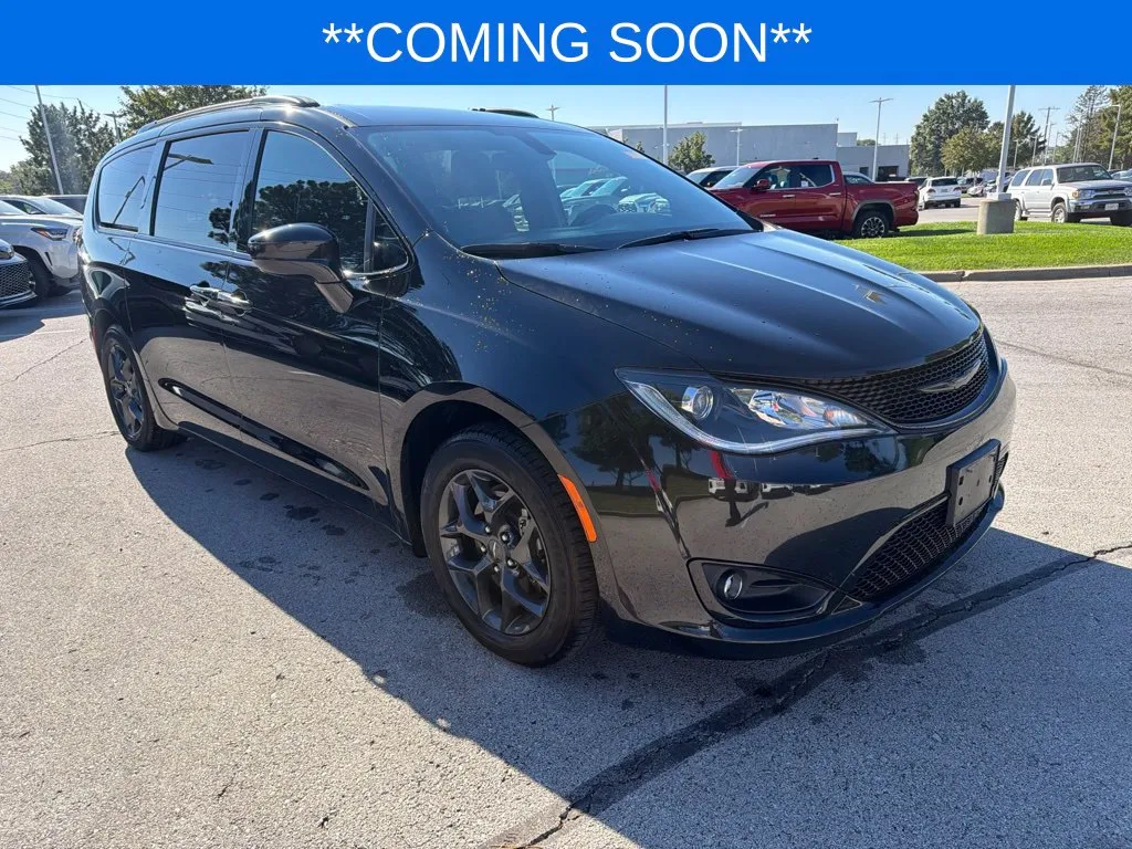 Chrysler Pacifica photo 3