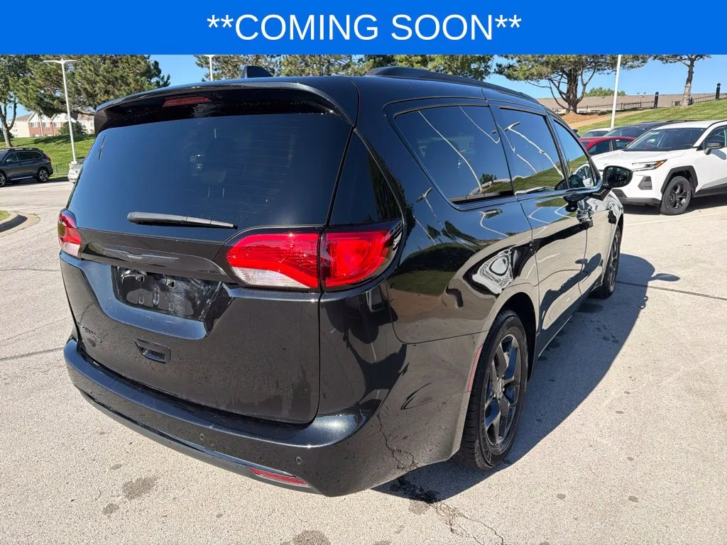 Chrysler Pacifica photo 6