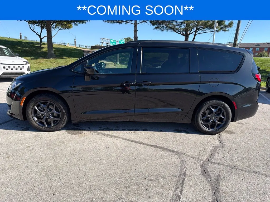 Chrysler Pacifica photo 10