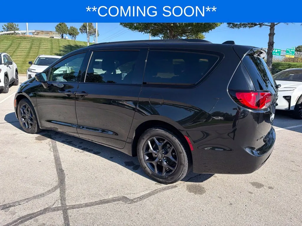 Chrysler Pacifica photo 9