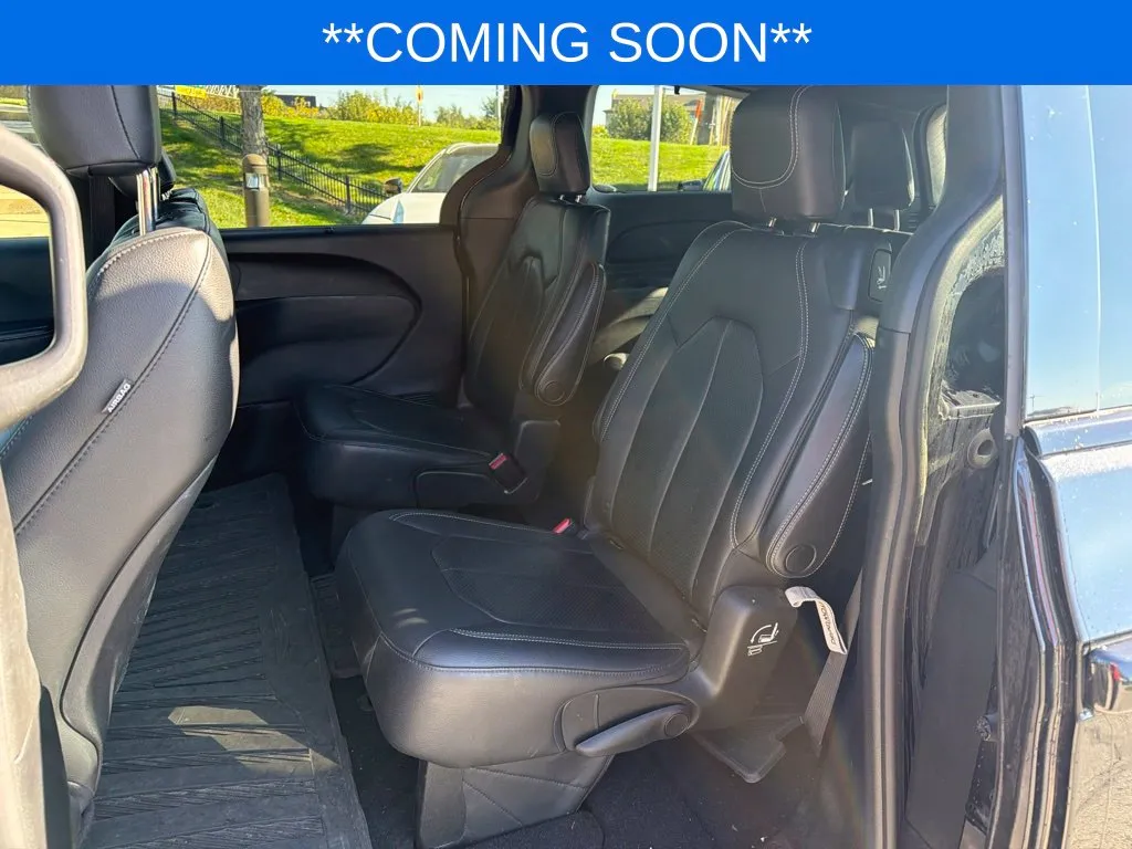 Chrysler Pacifica photo 12