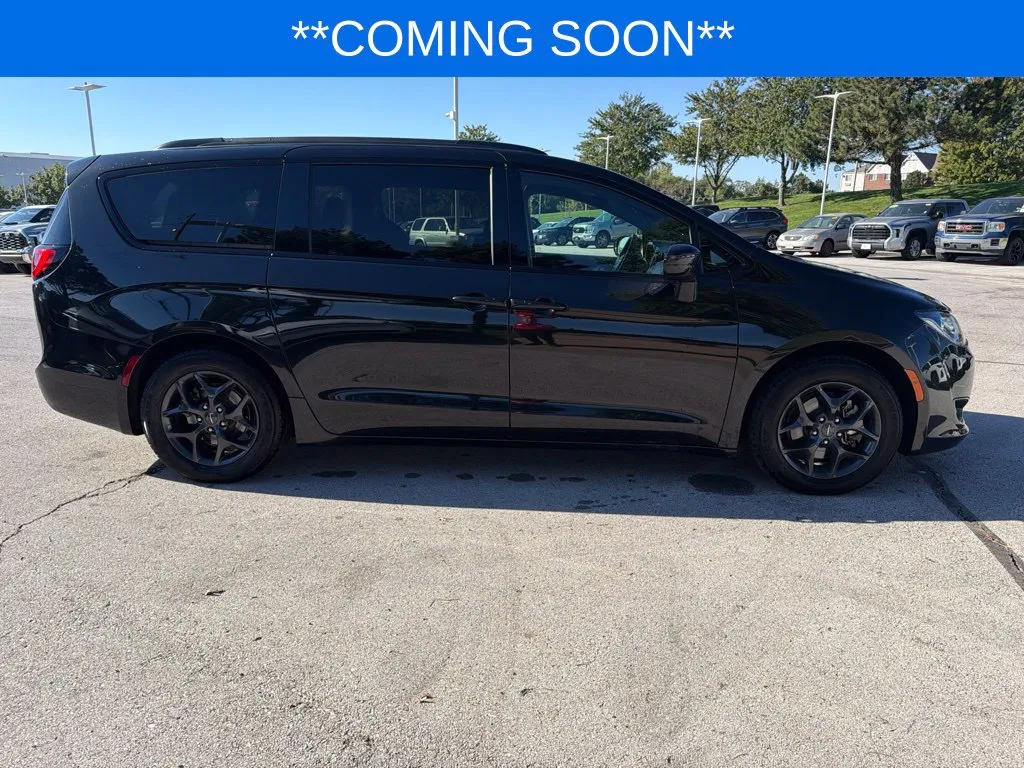 Chrysler Pacifica photo 4