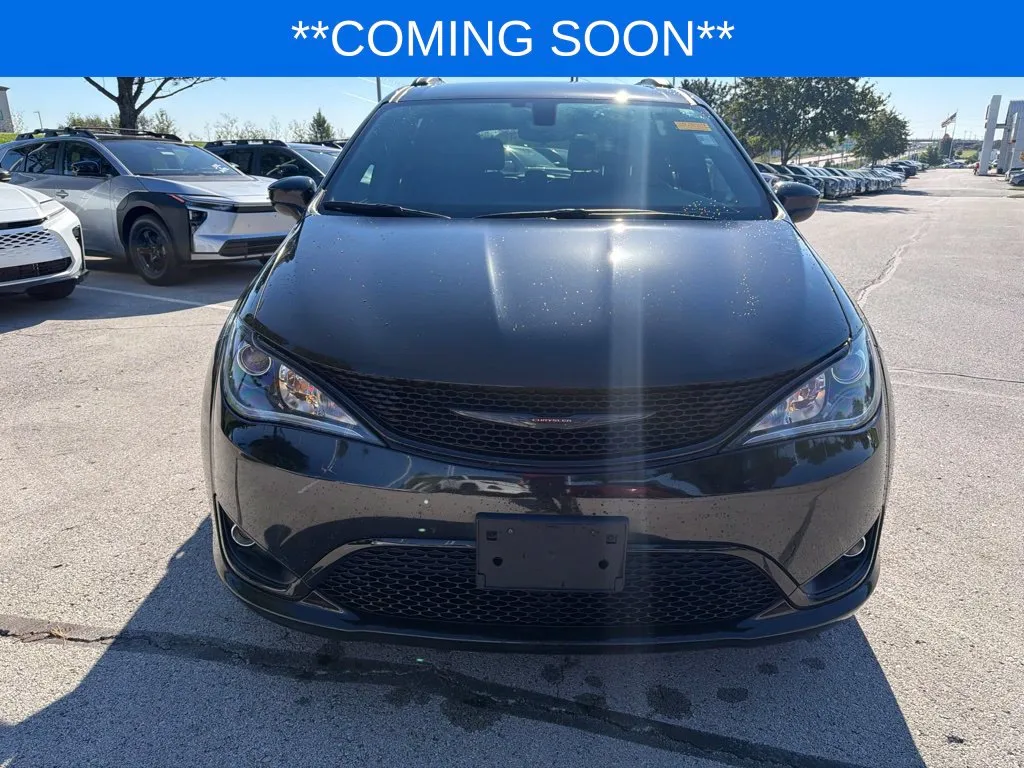 Chrysler Pacifica photo 2