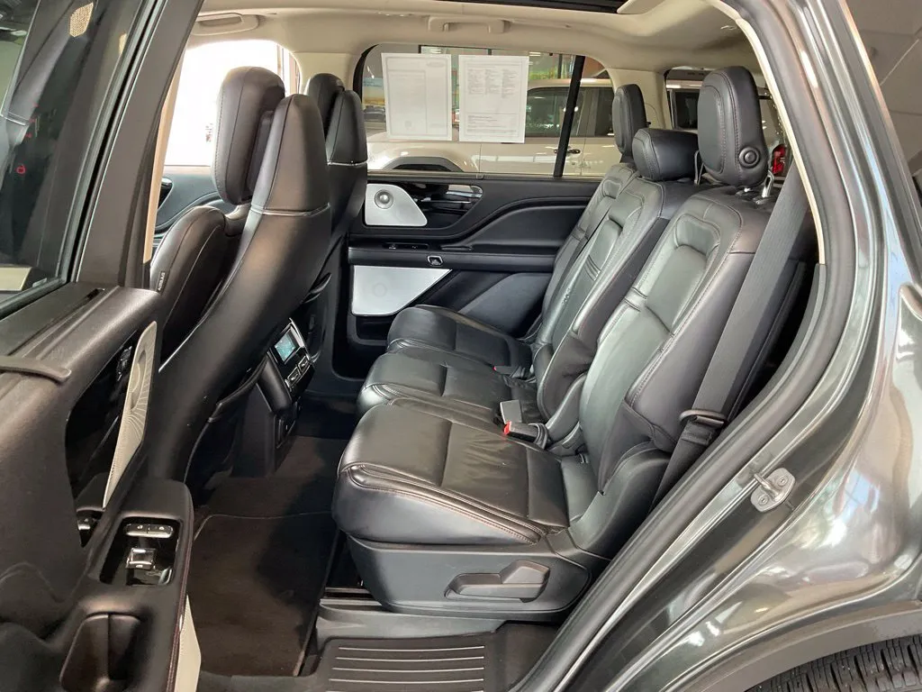 Lincoln Aviator photo 24