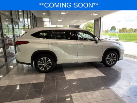 More photos of 2021 Toyota Highlander Hybrid XLE at Jay Wolfe Toyota, MO