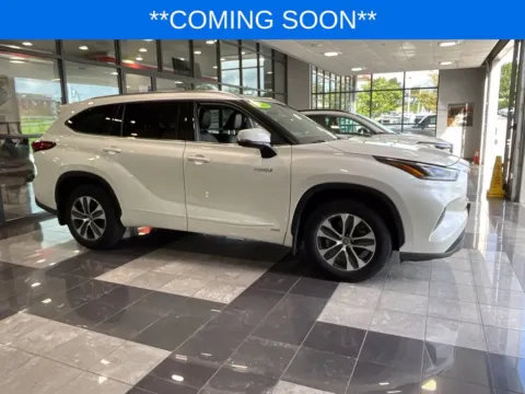 White 2021 Toyota Highlander Hybrid XLE for sale in Kansas City, MO