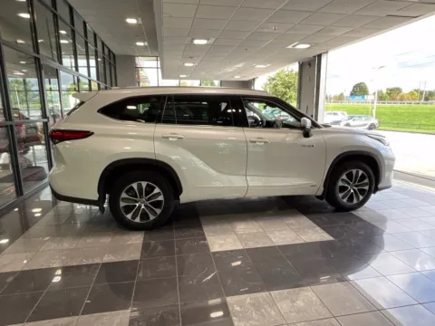 More photos of 2021 Toyota Highlander Hybrid XLE at Jay Wolfe Toyota, MO