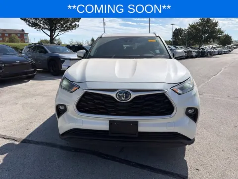 Photos of 2021 Toyota Highlander Hybrid XLE for sale in Kansas City, MO at Jay Wolfe Toyota