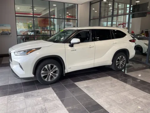 Another view of 2021 Toyota Highlander Hybrid XLE for sale in Kansas City, MO at Jay Wolfe Toyota