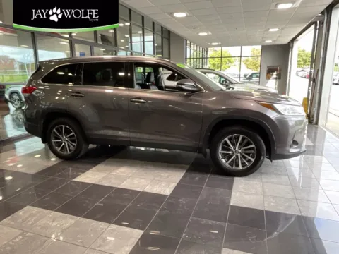 Gray 2019 Toyota Highlander XLE for sale in Kansas City, MO