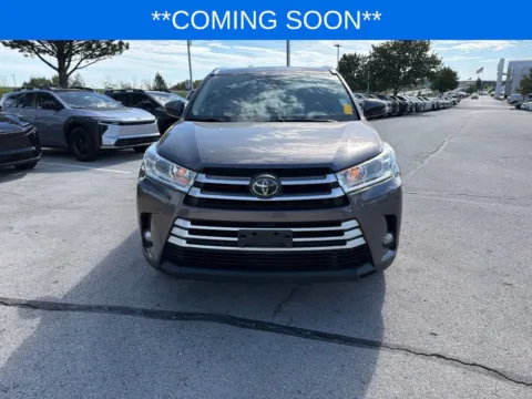 Photos of 2019 Toyota Highlander XLE for sale in Kansas City, MO at Jay Wolfe Toyota