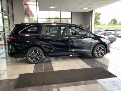 More photos of 2025 Toyota Sienna Platinum at Jay Wolfe Toyota, MO