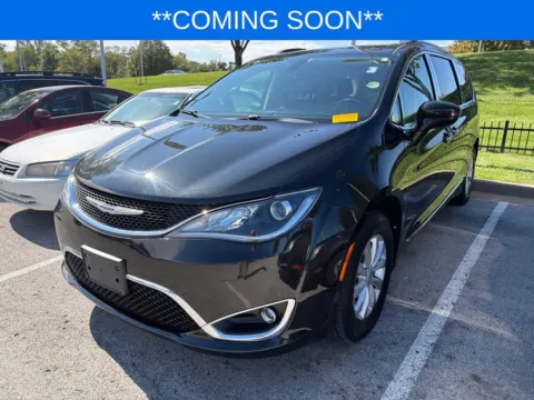 Black 2019 Chrysler Pacifica Touring L for sale in Kansas City, MO