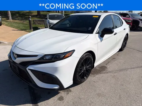 White 2022 Toyota Camry SE Nightshade for sale in Kansas City, MO