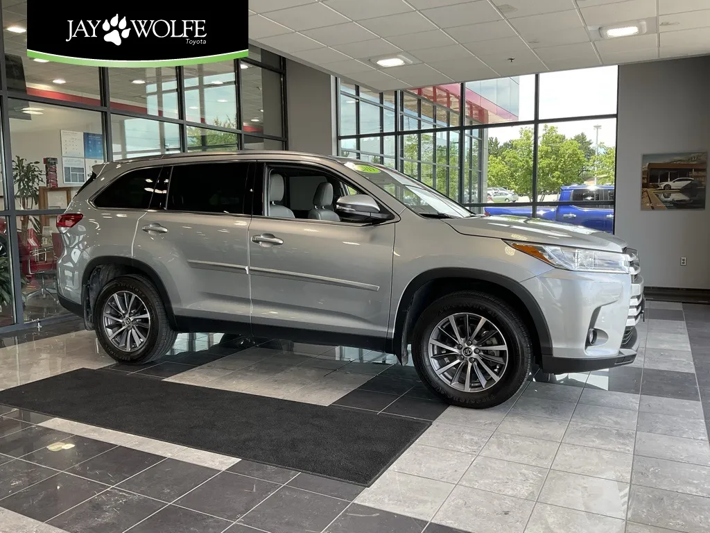 Silver 2019 Toyota Highlander XLE for sale in Kansas City, MO