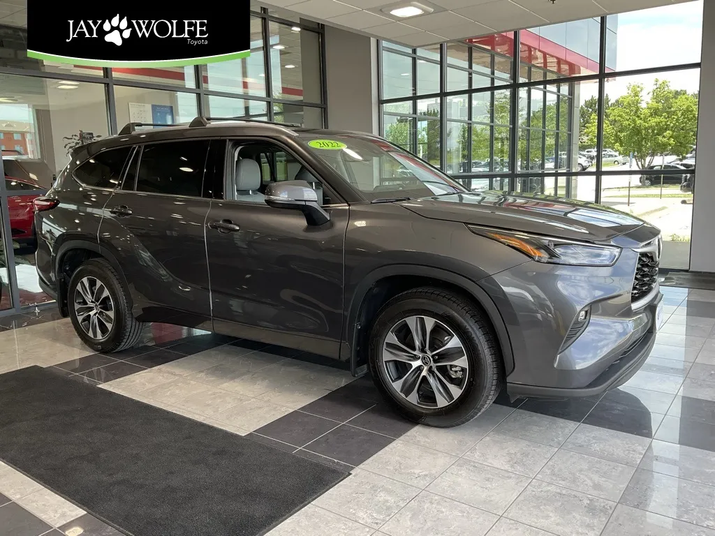 Gray 2022 Toyota Highlander XLE for sale in Kansas City, MO