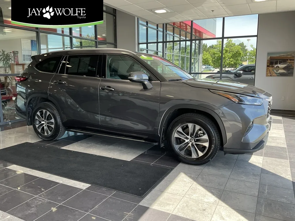 Gray 2022 Toyota Highlander XLE for sale in Kansas City, MO