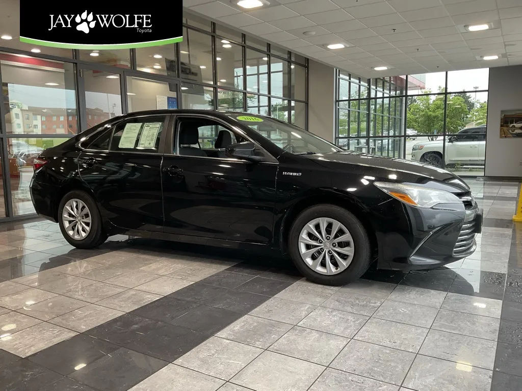 Black 2016 Toyota Camry Hybrid LE for sale in Kansas City, MO