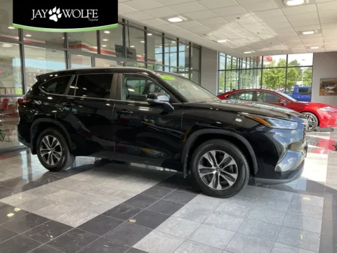 Black 2023 Toyota Highlander XLE for sale in Kansas City, MO