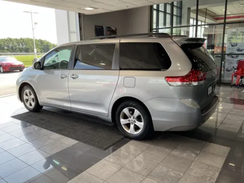 More photos of 2014 Toyota Sienna LE at Jay Wolfe Toyota, MO