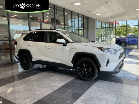 White 2019 Toyota RAV4 Hybrid XLE for sale in Kansas City, MO