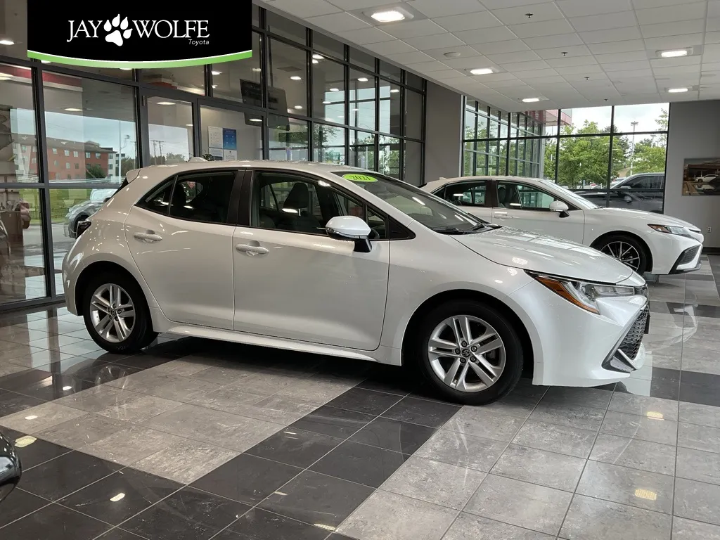 White 2021 Toyota Corolla Hatchback SE for sale in Kansas City, MO