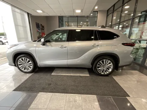 More photos of 2025 Toyota Highlander Platinum at Jay Wolfe Toyota, MO