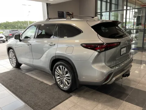 More photos of 2025 Toyota Highlander Platinum at Jay Wolfe Toyota, MO
