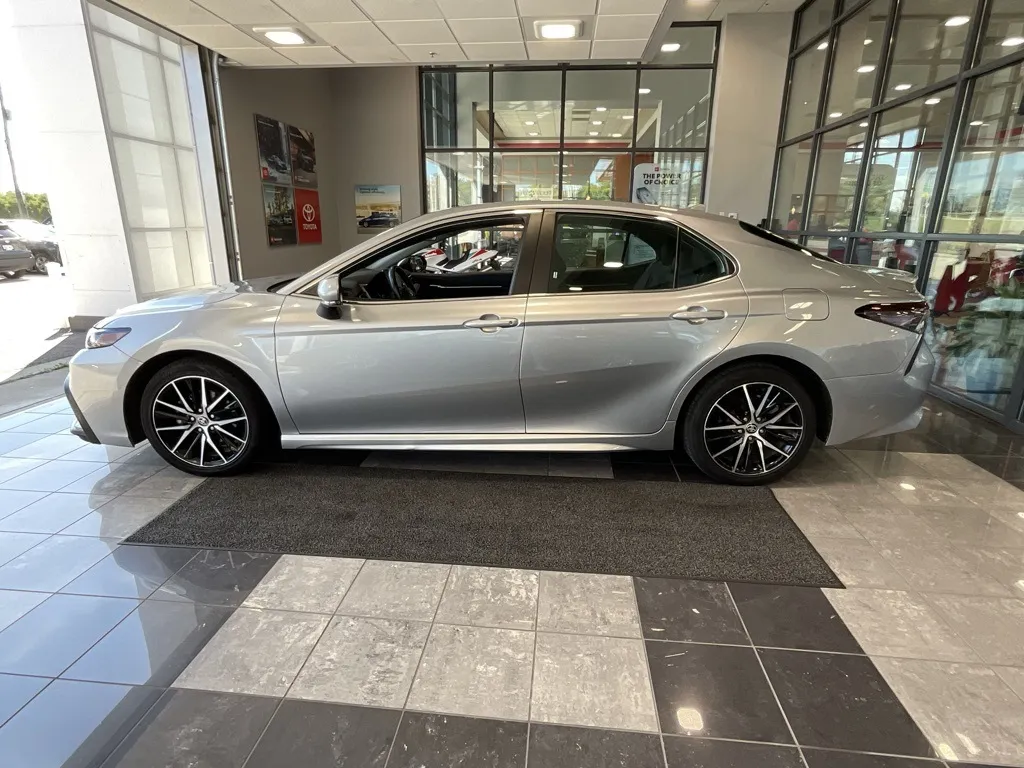 2023 Toyota Camry SE photo 2