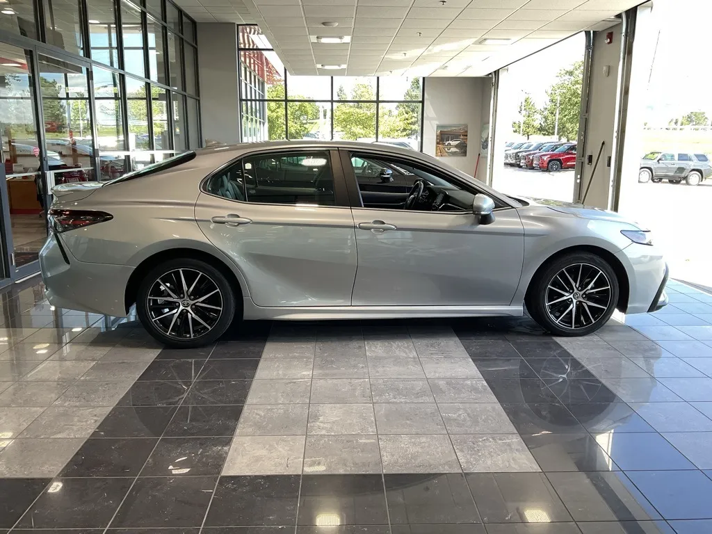 2023 Toyota Camry SE photo 3