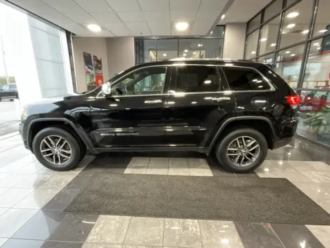 More photos of 2017 Jeep Grand Cherokee Limited at Jay Wolfe Toyota, MO