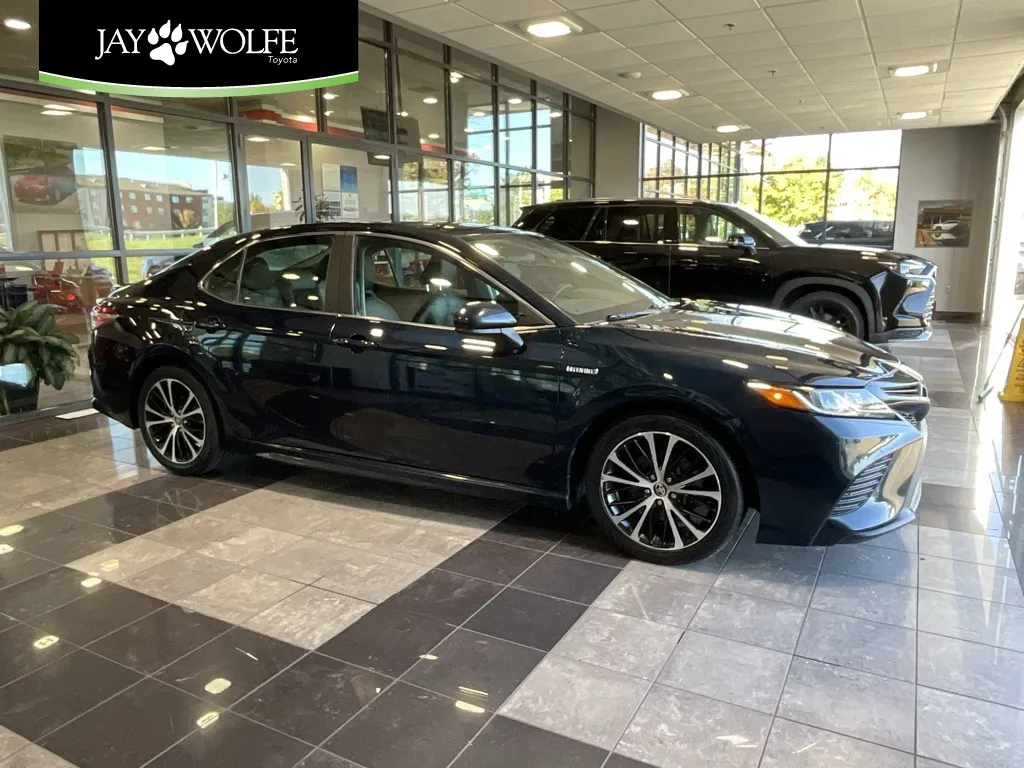 2020 Toyota Camry Hybrid SE