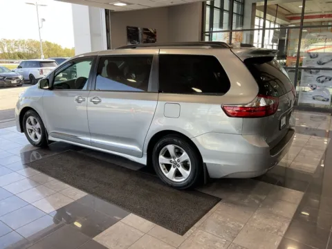More photos of 2020 Toyota Sienna LE at Jay Wolfe Toyota, MO
