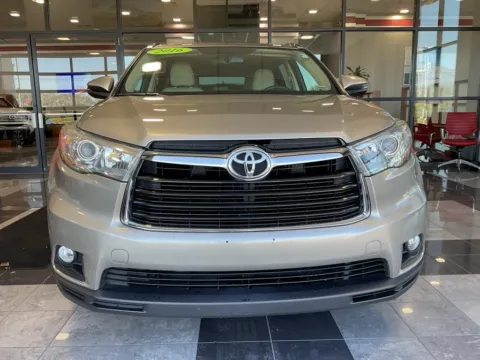 Photos of 2016 Toyota Highlander XLE V6 for sale in Kansas City, MO at Jay Wolfe Toyota