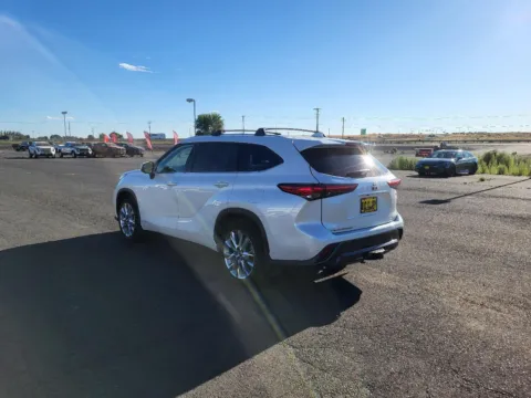 Another view of 2023 Toyota Highlander Hybrid Limited for sale in Moses Lake, WA at Chevrolet of Moses Lake