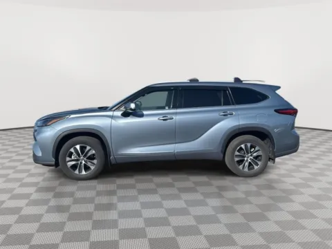 Photos of 2022 Toyota Highlander XLE for sale in Moses Lake, WA at Chevrolet of Moses Lake