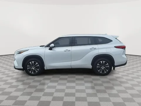 More photos of 2022 Toyota Highlander XLE at Chevrolet of Moses Lake, WA