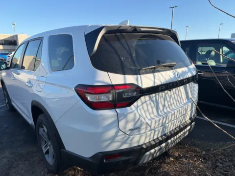 More photos of 2025 Honda Pilot EX-L at Jay Wolfe Acura, MO