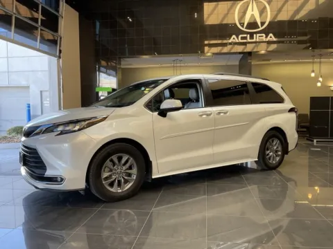 More photos of 2022 Toyota Sienna XLE at Jay Wolfe Acura, MO