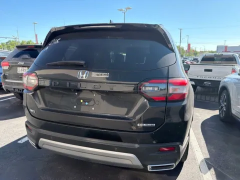 More photos of 2023 Honda Pilot Touring at Jay Wolfe Acura, MO