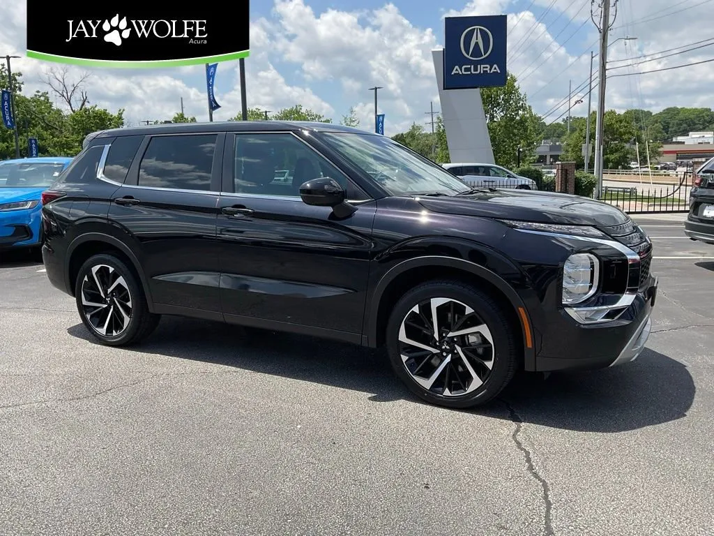 Black 2023 Mitsubishi Outlander SE for sale in Kansas City, MO