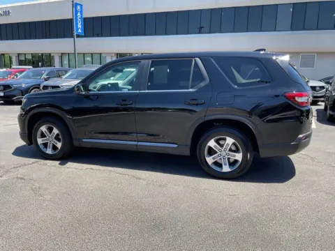 More photos of 2023 Honda Pilot EX-L 8 Passenger at Jay Wolfe Acura, MO