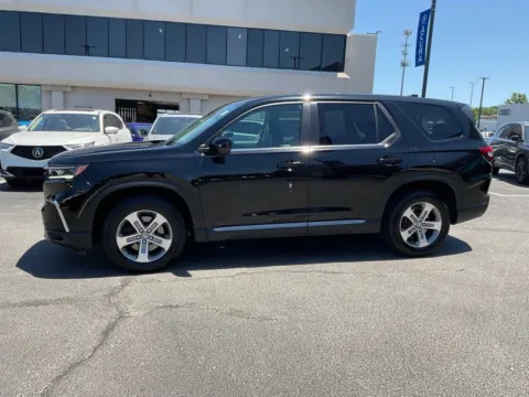 More photos of 2023 Honda Pilot EX-L 8 Passenger at Jay Wolfe Acura, MO