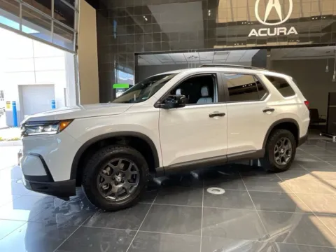 More photos of 2025 Honda Pilot TrailSport at Jay Wolfe Acura, MO