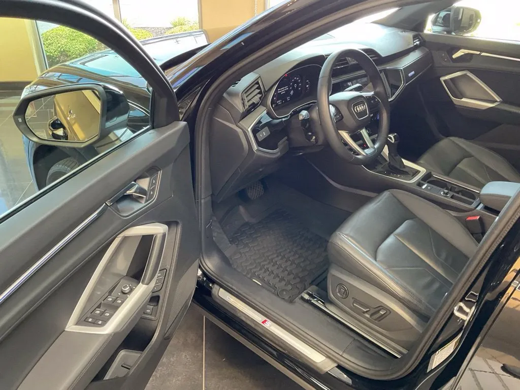 Audi Q3 photo 9